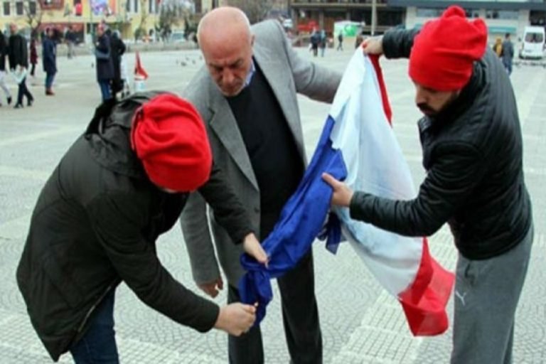 Erdoğan fans burn French flag, attack Norwegian journalist mistaking for ‘Dutch’