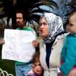 Woman reacts harshly against police who intervene in protest against husband’s dismissal