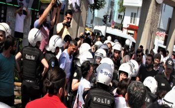 Police detain Turkish labor union members demanding reinstatement of dismissed workers