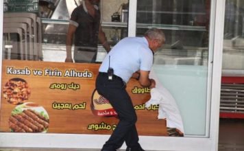 Turkish officials remove Arabic signs in İstanbul district densely populated by Syrian refugees