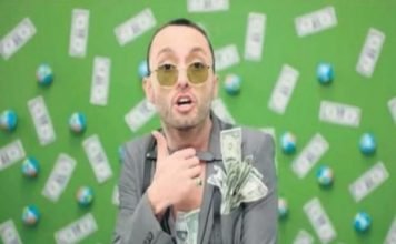Turkish pop singer investigated over Gülen links for use of $1 bills in video clip