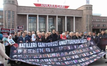 Turkish Twitter users commemorate Ankara train station bombing victims and demand justice
