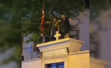 Court acquits 3 who put on a show atop gate of Armenian church in İstanbul