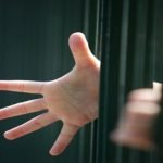 Mother of 2 announces on Twitter she will be taken to prison with her children