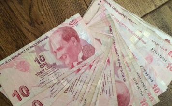 Turkish court acquits Bloomberg journalists over article on lira fal