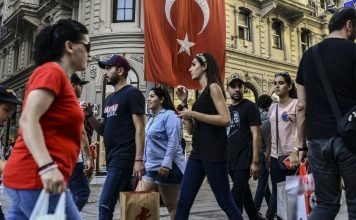Majority of Turks want to live in a democratic, secular country: survey