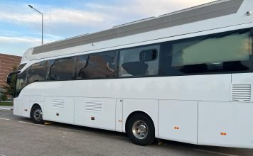 İstanbul mayor’s bus pelted during election campaign
