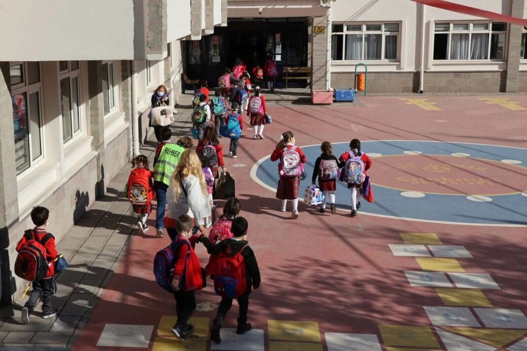 Türkiye'deki bazı özel okullar Batılı kutlamalara ev sahipliği yaptıkları için kapatılma tehlikesiyle karşı karşıya kalabilir