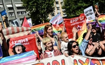 15 demonstrators detained during banned Pride march in İstanbul