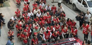 Dismissed municipal workers in eastern Turkey continue protest against trustee administration