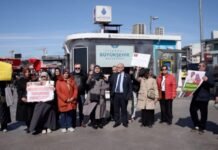 Turkish police briefly detain mothers of jailed military cadets during İstanbul demonstration