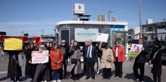 Turkish police briefly detain mothers of jailed military cadets during İstanbul demonstration