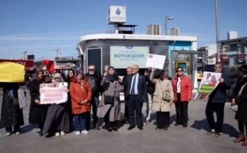 Turkish police briefly detain mothers of jailed military cadets during İstanbul demonstration