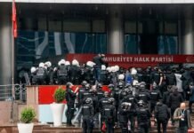 Turkish riot police use tear gas to enter CHP headquarters