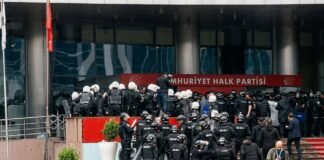 Turkish riot police use tear gas to enter CHP headquarters