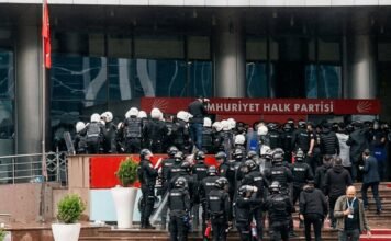 Turkish riot police use tear gas to enter CHP headquarters