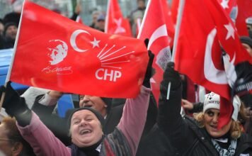 Turkish writers denounce court ruling that ousted elected opposition leader